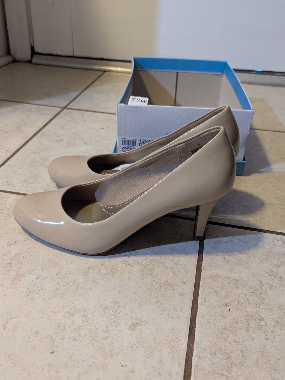 comfort plus by Predictions Beige Patent Mid Heel Pumps